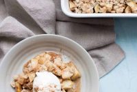 Homemade Apple Crisp with Crunchy Oat Topping