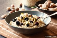 Berry & Pistachio Oat Porridge Recipe for Creamy Morning Oats