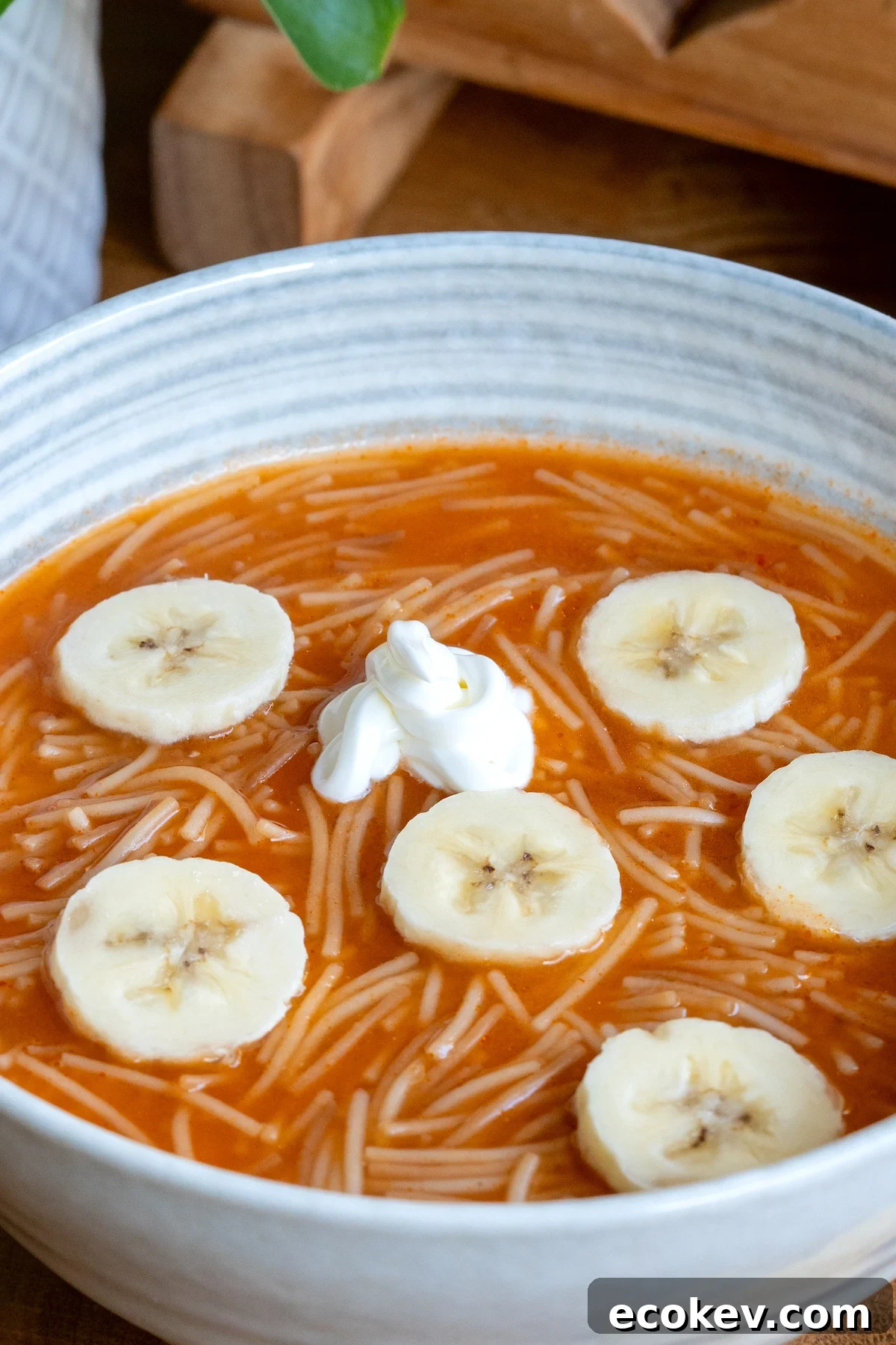 Sopa de fideo served with tortilla
