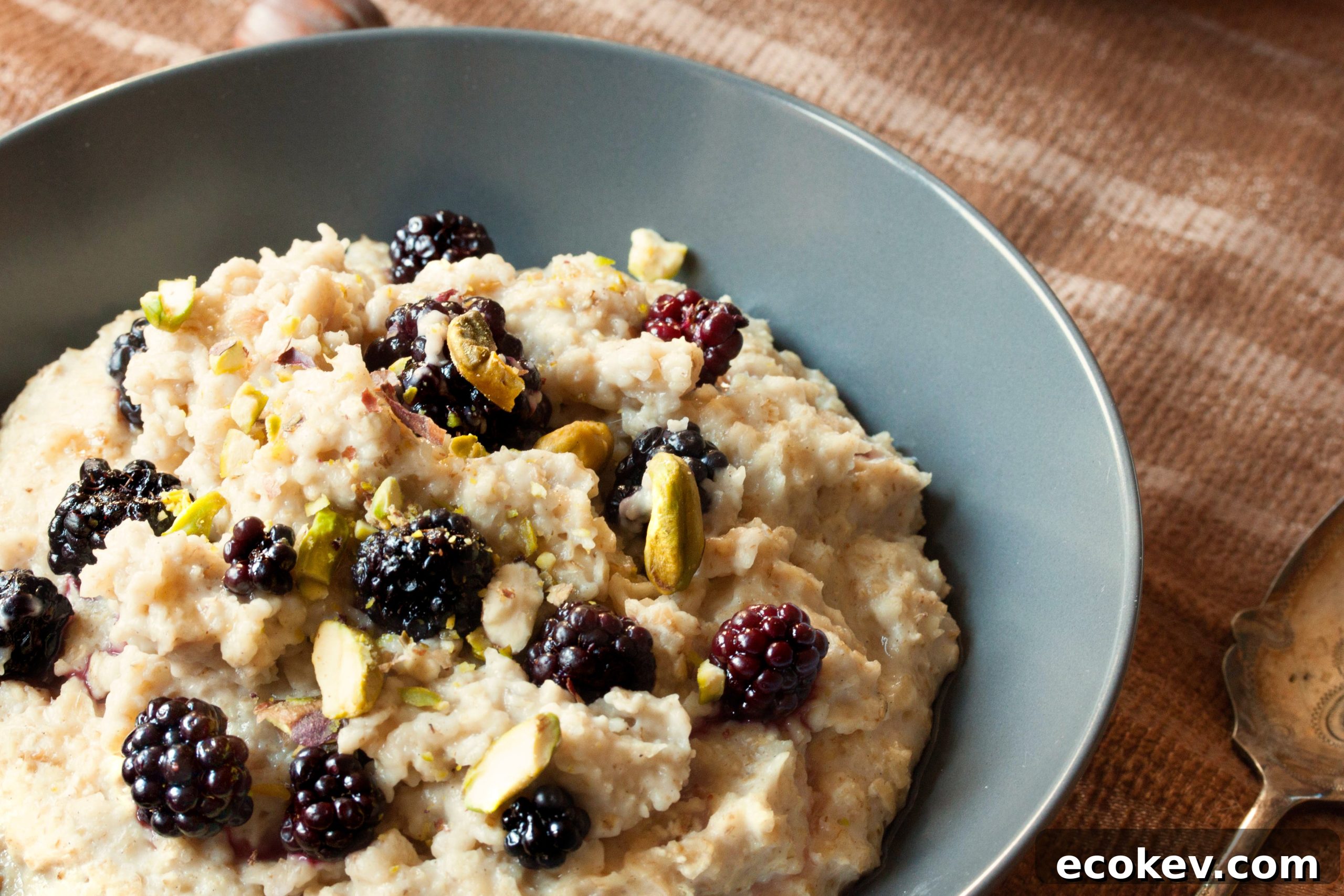 oat porridge with berries and pistachios